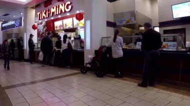 Alışveriş Merkezi içinde gıda sarayda yemek siparişi için dizilmiş insanlar