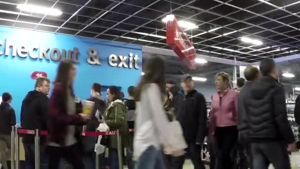 La gente hace cola para pagar en el mostrador de salida dentro de la futura tienda — Vídeo de stock