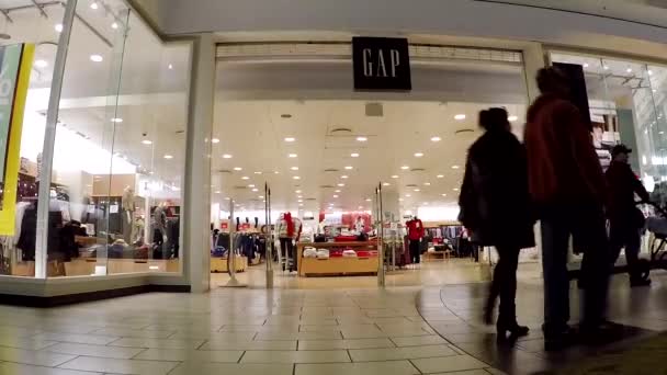 Shopper binnen Coquitlam Center shopping mall met groothoek schot — Stockvideo