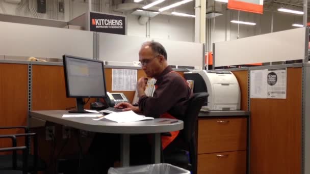 Trabajador de Homedepot recogiendo algunos archivos en una pequeña oficina — Vídeos de Stock