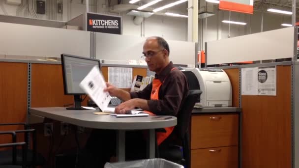 Man of Homedepot worker collecting some files at small office — Stock Video