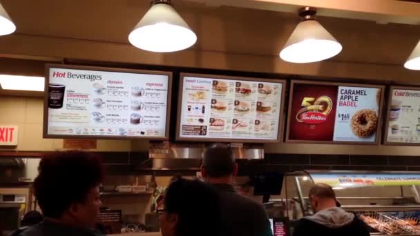 La gente hacía cola para pedir comida en Tim Hortons — Vídeos de Stock