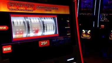 Adam içinde Coquitlam Bc Kanada Hard Rock Casino slot makinesidir oynamaya yakın