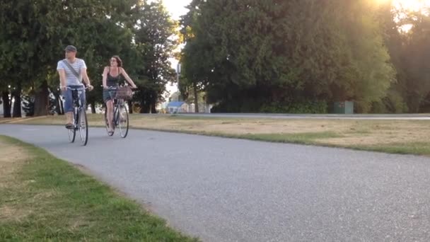 Pessoas correndo e andando de bicicleta no parque Stanley — Vídeo de Stock