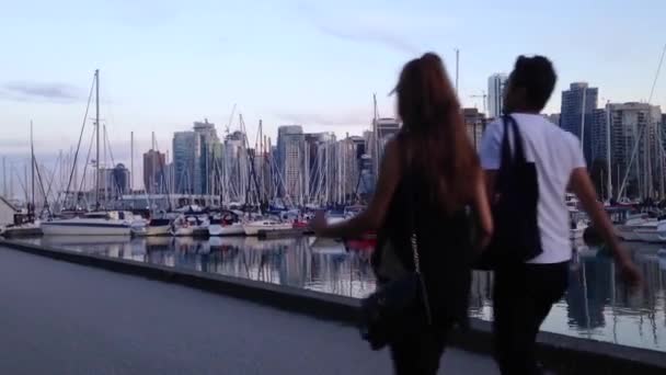 Gente corriendo y montando en bicicleta en el parque Stanley — Vídeo de stock