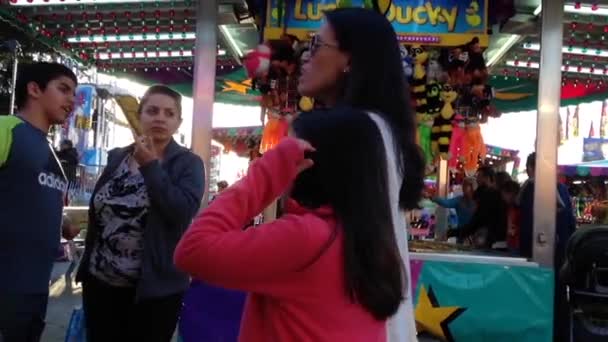 Mensen plezier op de West Coast Amusements carnaval — Stockvideo