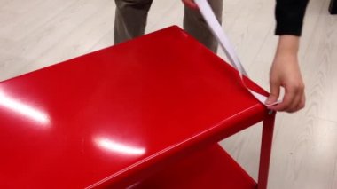 Kadın kırmızı tablo boyutunu IKEA mağazasında ölçme