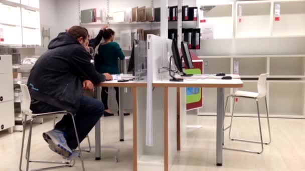 Pohyb lidí nakupovat jejich nábytku uvnitř obchodu Ikea. — Stock video