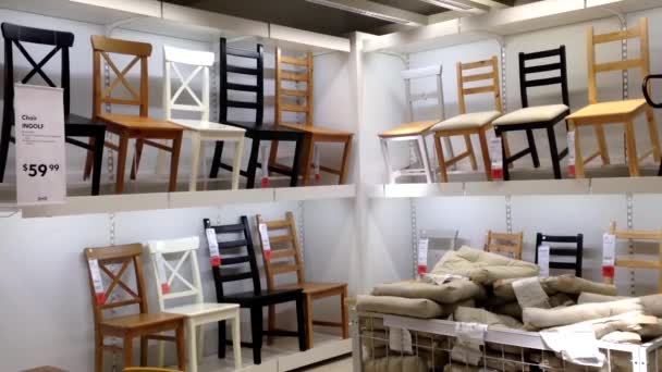 Ena sidan av displayen stolar inne i Ikea-varuhus — Stockvideo