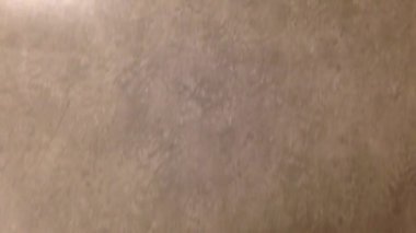 Yukarı katta ok işaretini izleyen adam ayak kapatın