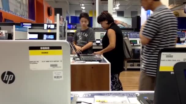Mensen proberen apple computer binnen beste kopen winkel — Stockvideo