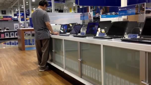 Orang-orang mencoba Apple komputer di dalam Best buy store — Stok Video