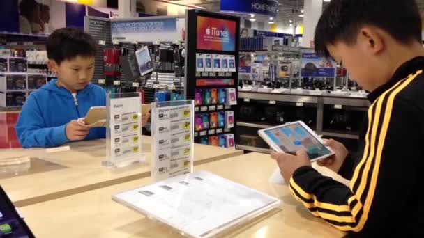 Crianças jogando novo jogo de aplicativos dentro Melhor loja de compra — Vídeo de Stock