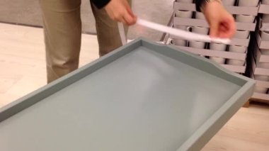 IKEA mağazasında gri tablo boyutu ölçüm kadın
