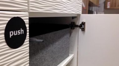 Bir el iterek ve yeni kabine açılış