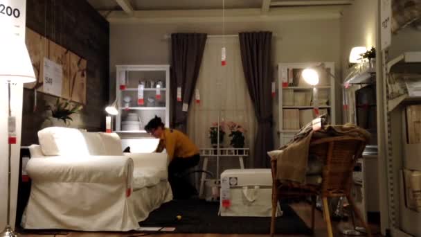 Dělník čištění displeje nábytku uvnitř obchodu Ikea — Stock video
