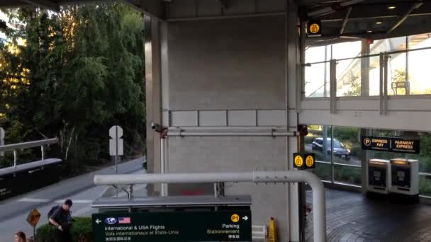 Un lado del viajero va a tomar skytrain en la estación del aeropuerto de YVR — Vídeos de Stock