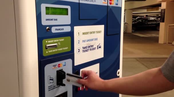 Man betaalt parkeerticket met credit card op Yvr luchthaven — Stockvideo