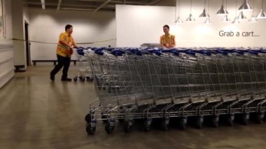 IKEA içinde alışveriş sepeti iterek alt