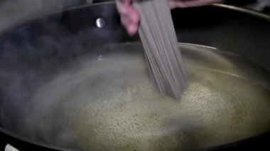 Buğday noodle kaynar suya koyarak