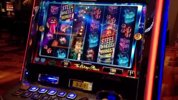 Nahaufnahme Mann spielt Spielautomat in Hard Rock Casino in Coquitlam BC Kanada — Stockvideo