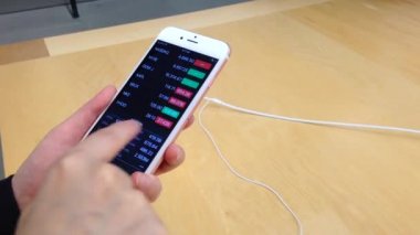 İlk günden itibaren elma stok içinde hisse senedi app ile yeni iphone 6s oynayan kadın satmak.