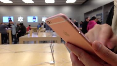 İlk günden itibaren elma stok içinde yeni iphone 6s oynayan kadın satmak.