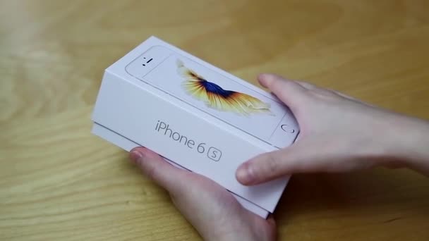 Mujer abriendo nuevos iphone 6s con gato oliendo en casa — Vídeos de Stock