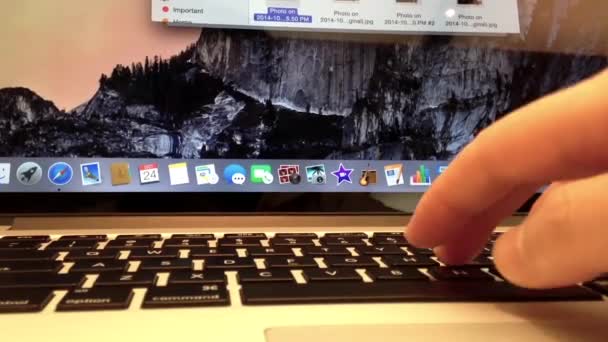 Kobieta wpisując słowo na nowy Macbook wewnątrz Apple store. — Wideo stockowe