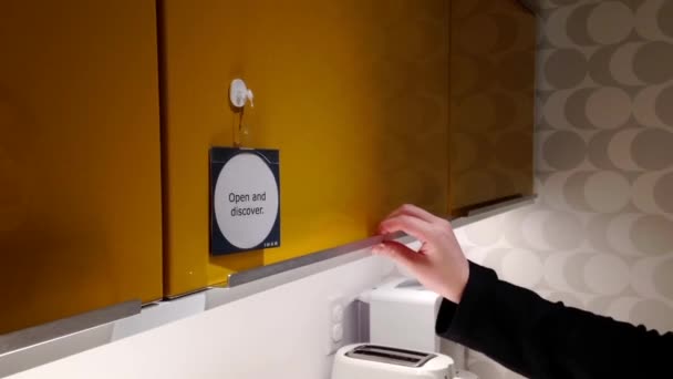 Ruka otevírá kuchyňské linky uvnitř obchodu Ikea — Stock video