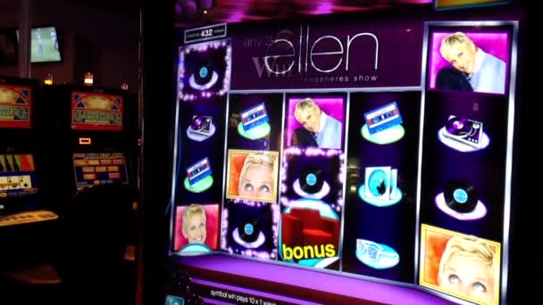 Close up homem jogando slot machine dentro Hard Rock Casino em Coquitlam BC Brasil — Vídeo de Stock