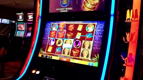 De cerca la mujer jugando a la máquina tragaperras dentro de Hard Rock Casino en Coquitlam BC Canadá — Vídeos de Stock