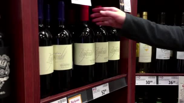 A hand takes bottles of Seghesio wine from the shelf. — Stock Video