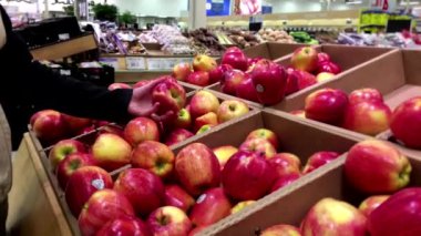 Gala elma markette seçme kadın bölümü 4 k çözünürlük ile üretmek