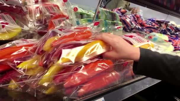 Frau wählt Farbe gelben Pfeffer im Lebensmittelgeschäft produzieren Abteilung mit 4k Auflösung — Stockvideo