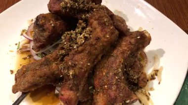 Lokantadaki beyaz tabakta domuz pirzolası ve baharat yakın..