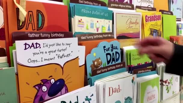 Mujer recogiendo tarjeta de cumpleaños para papá en el interior Guardar en la tienda de alimentos — Vídeos de Stock