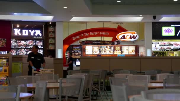 Un lado de la zona del patio de comidas dentro del centro comercial Burnaby — Vídeos de Stock