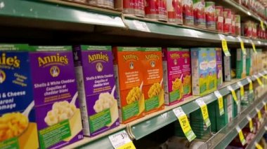 Annie'nin makarna markette seçme kadın