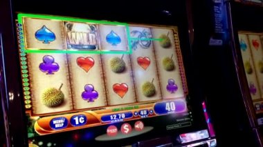 Adam içinde Hard Rock Casino slot makinesidir oynamaya yakın