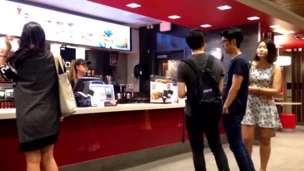 Mensen eten bestellen bij Mcdonalds check out teller in Coquitlam Bc Canada. — Stockvideo