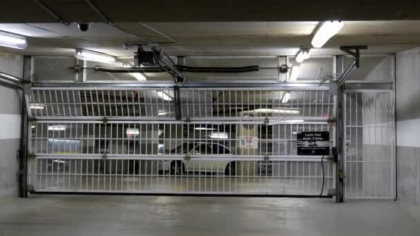 Garaj kapısı 4 k çözünürlük ile açılış hareketi — Stok video