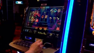 Adam içinde Coquitlam Bc Kanada Hard Rock Casino slot makinesidir oynamaya yakın