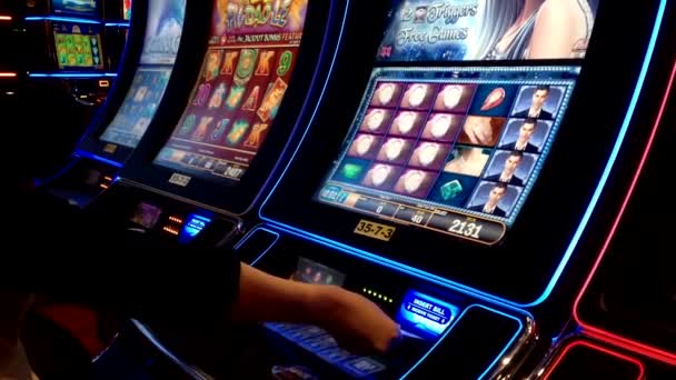 Bliska kobieta gry automat wewnątrz Hard Rock Casino w Coquitlam Bc Kanada — Wideo stockowe
