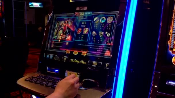 Primer plano hombre jugando a la máquina tragaperras dentro de Hard Rock Casino en Coquitlam BC Canadá — Vídeos de Stock