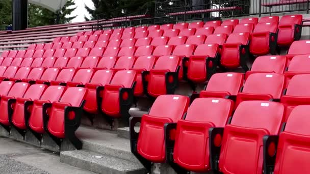 Moto di sedili vuoti rossi nello stadio — Video Stock
