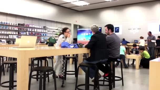 Gente comprando un nuevo iphone dentro de la tienda Apple en Coquitlam BC México — Vídeo de stock