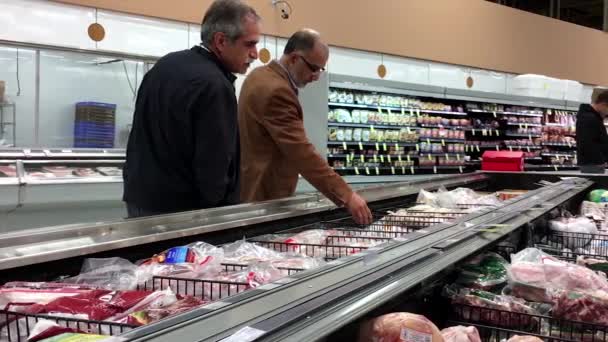 Personas seleccionando carne en la tienda de comestibles — Vídeo de stock