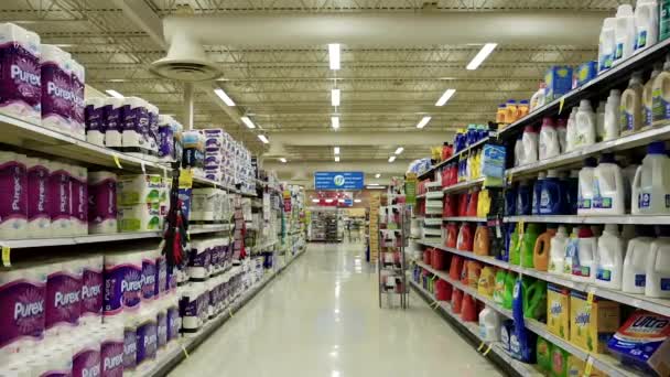 Corredor de produtos de limpeza em Save on Foods . — Vídeo de Stock