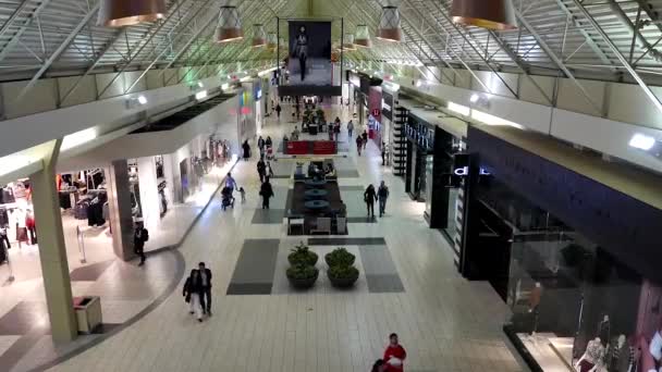Shopper binnen coquitlam center shopping mall — Stockvideo